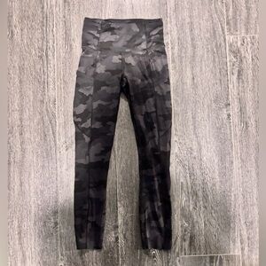 Lululemon Camo wunder train high-rise capris with pockets size 0